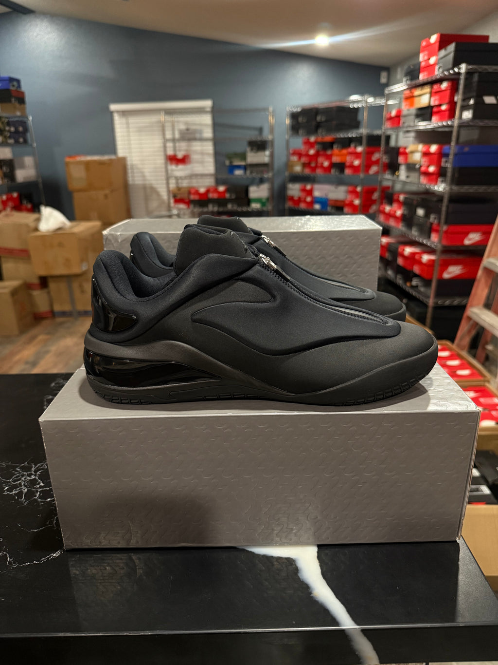 SHAI 001
Charm Black