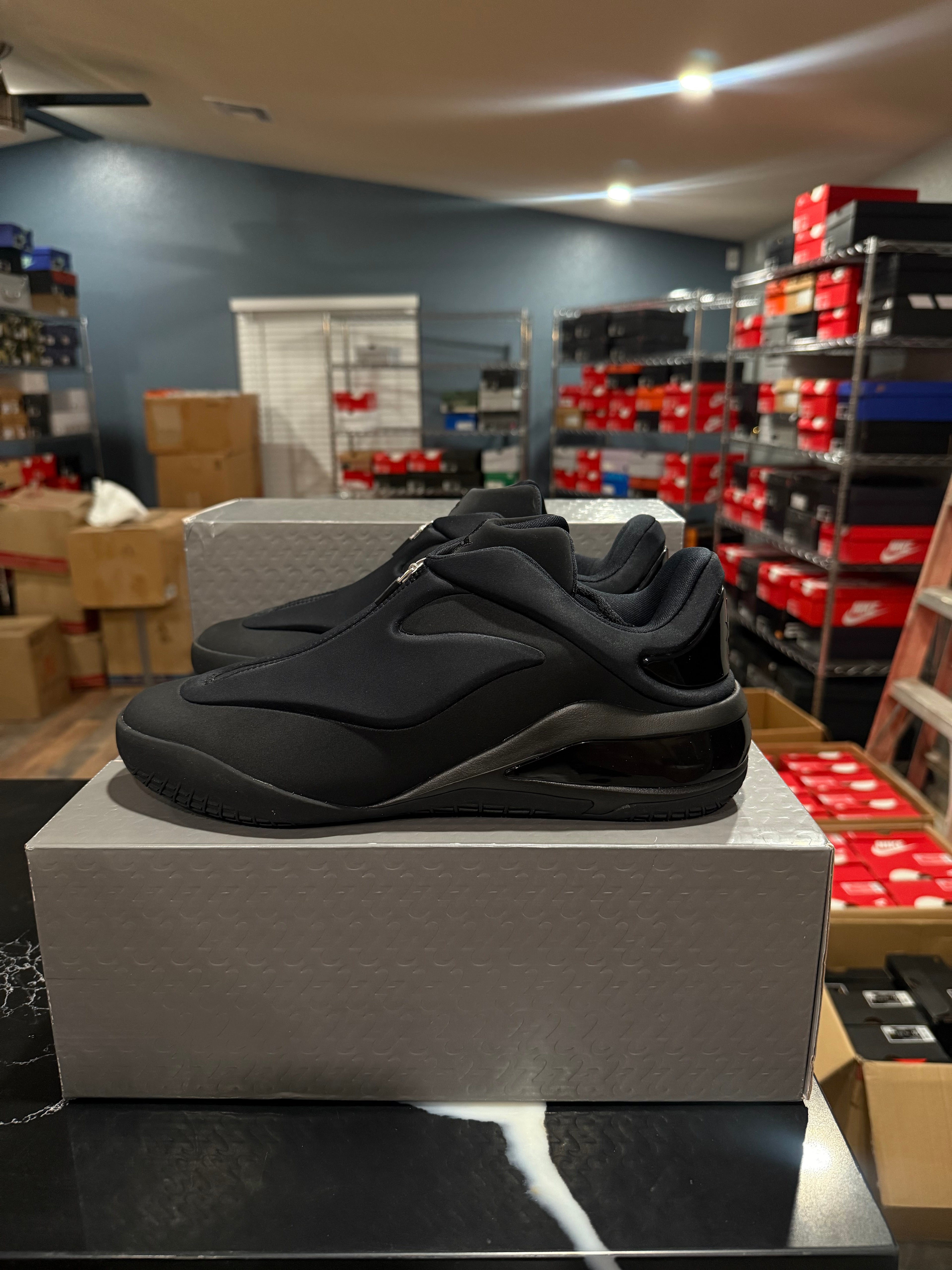 SHAI 001
Charm Black